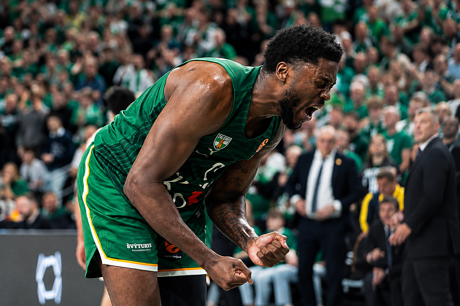 Moses Wright célébrant une action avec le Žalgiris Kaunas