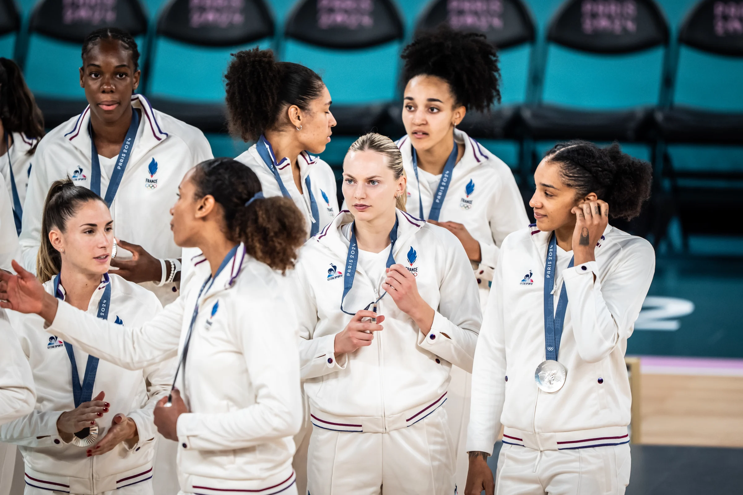 Les Bleues après leur médaille d'argent aux Jeux olympiques de Paris 2024